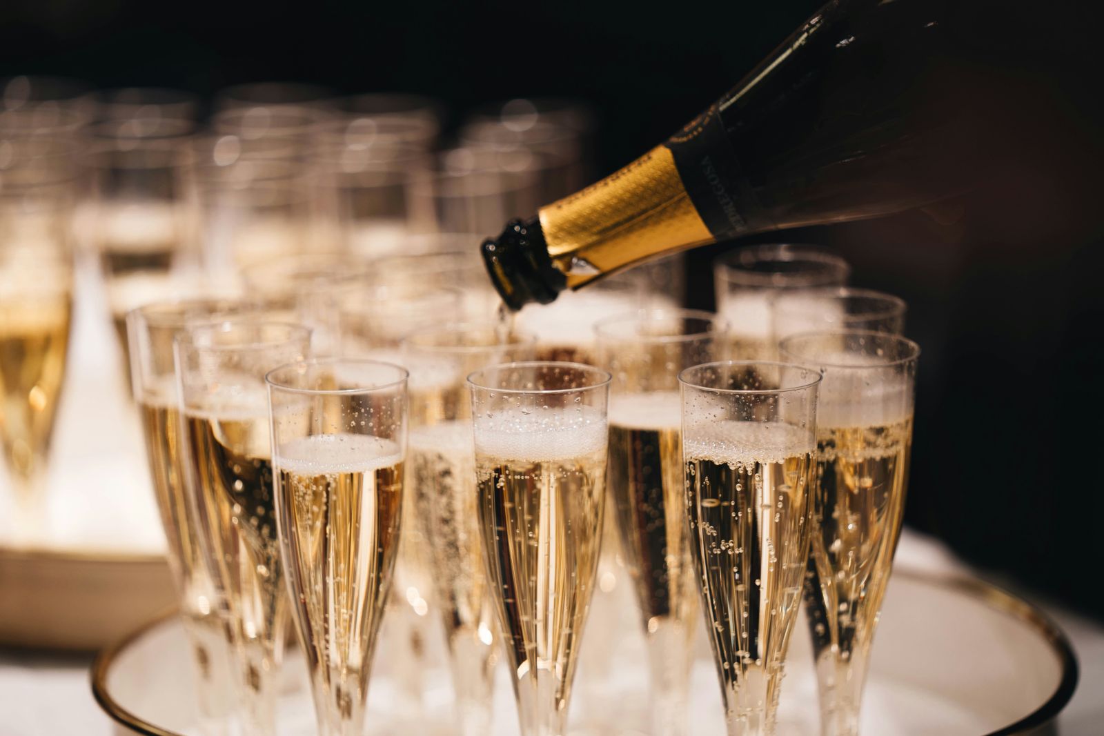 Proost op het nieuwe jaar met bedrukte champagneglazen