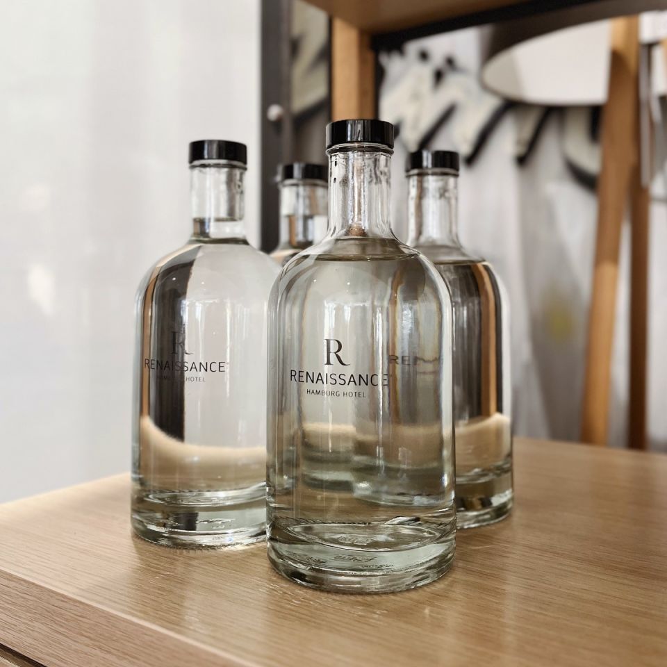 Flessen op hotelkamer