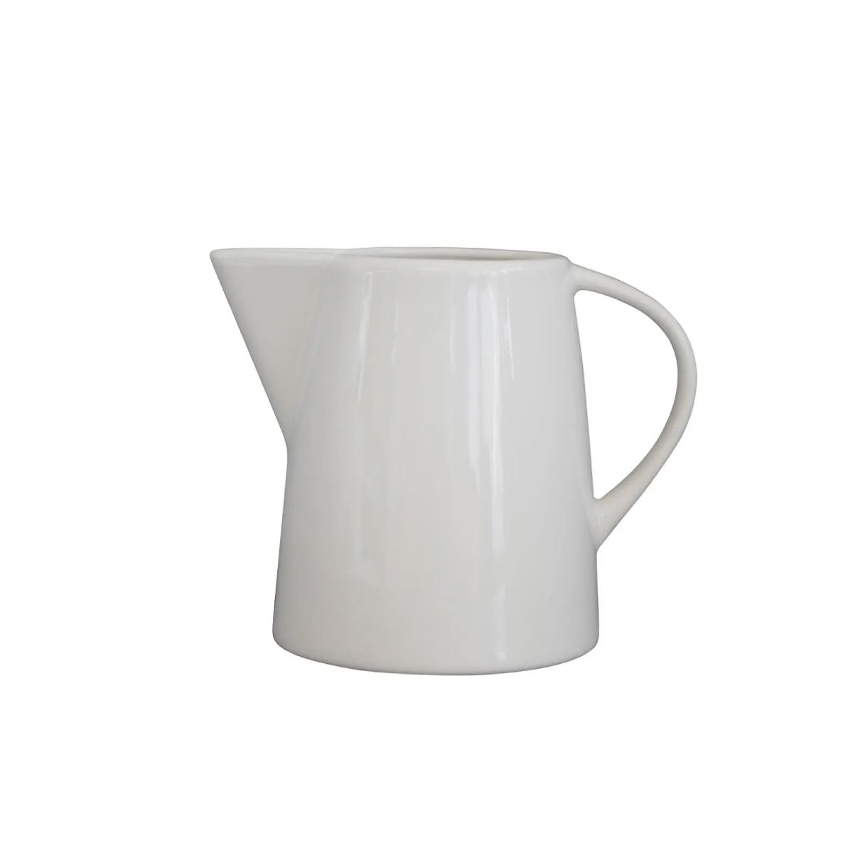 Melkkan Eva 20 cl. van wit porselein in vooraanzicht met zichtbare schenktuit en ovale handgreep.