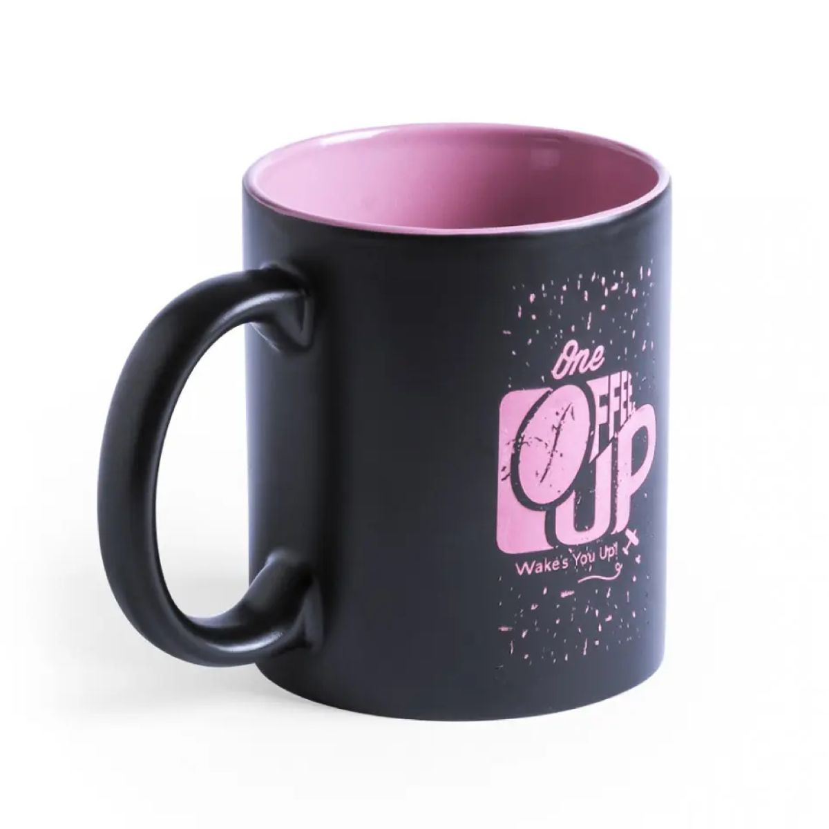 Zwarte mok Milo 35 cl. met roze binnenzijde in vooraanzicht, keramiek met gravureafwerking.