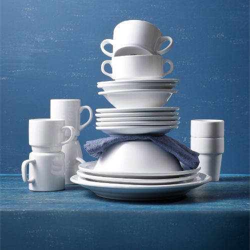 Gevulde koffiekop Budgetline Smal 14 cl in een sfeervolle koffieruimte met servies.