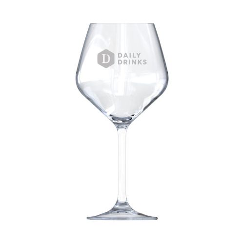 Ingegraveerd DailyDrinks-logo op de voorzijde van het Arome wijn 50 cl. glas, zichtbaar in close-up.
