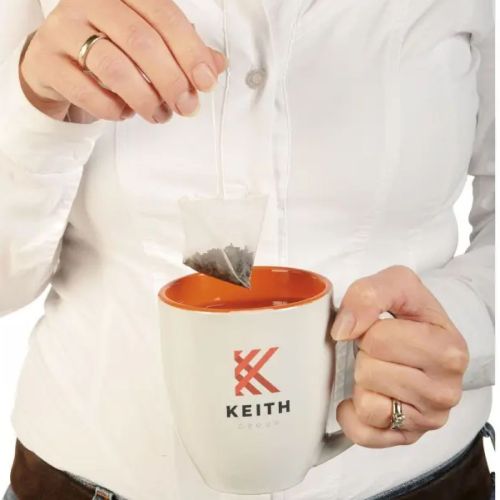 Sfeerfoto van Big Drink mok 45 cl. porselein in gebruik met warme drank, geplaatst in hand.