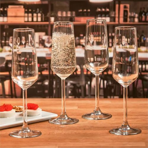 Gevulde champagneflute Allegra 19,5 cl. met bedrukt logo, gepresenteerd in een gedekte sfeersetting.