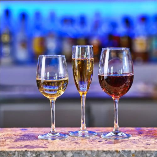 Gevuld Cosy Moments wijnglas 48 cl. gepresenteerd in een sfeervolle setting op bar.