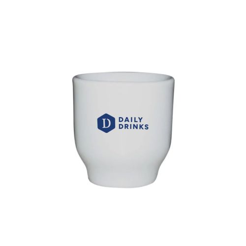 Eierdopje van wit porselein met enkelkleurig DailyDrinks-logo op de voorzijde bedrukt.