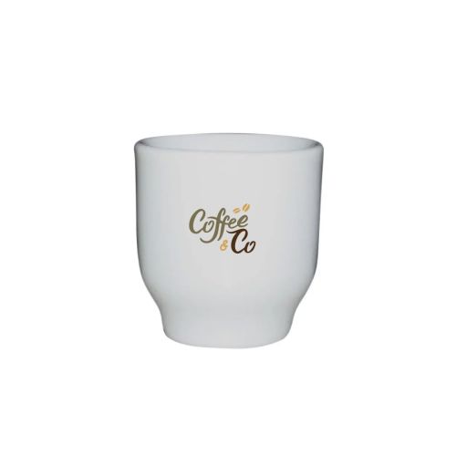 Vooraanzicht van wit eierdopje met helder bedrukt CoffeeCo-logo in meerdere kleuren op het gladde oppervlak.