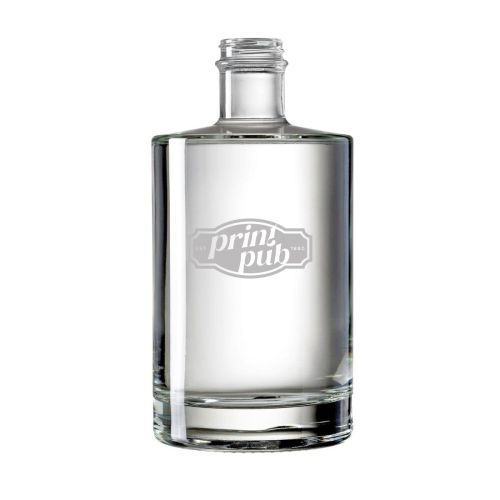 Gravure van het PrintPub-logo op de voorkant van een glazen fles Berlin 0,7 liter, minimalistisch weergegeven.