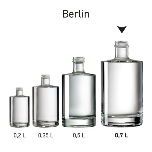 Serie glazen flessen Berlin liter gepresenteerd als collectie, met variaties in rangschikking.