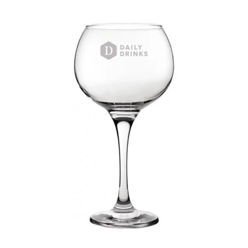 Gin Tonic glas Ambassador 56 cl. met gegraveerd DailyDrinks-logo op voorzijde, zichtbaar in glans van het glas.