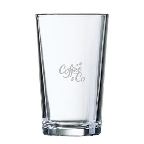 Gegraveerd CoffeeCo-logo zichtbaar op de voorzijde van Glas Conique 57 cl. in het glasoppervlak.