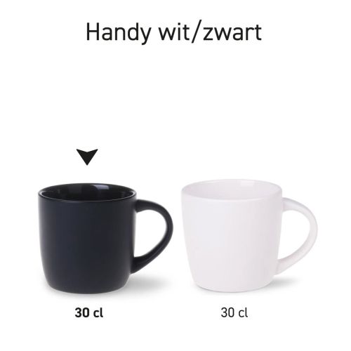 Serie Handy mokken 30 cl. van porselein in twee verschillende uitvoeringen naast elkaar gepresenteerd.