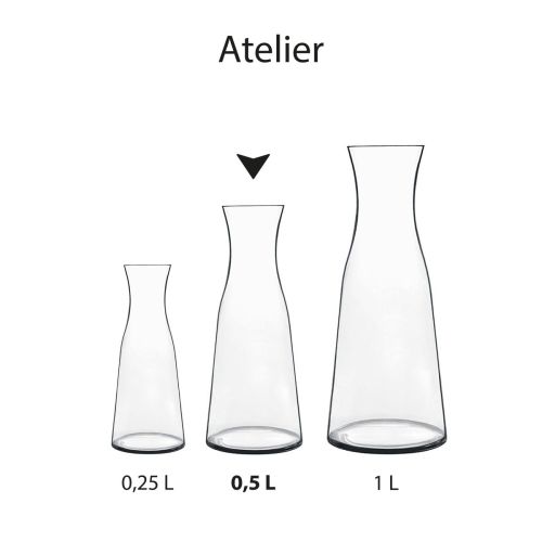 Serie glazen Atelier-karaffen met daarin de 0,5 liter Atelier-variant als onderdeel van de serie.
