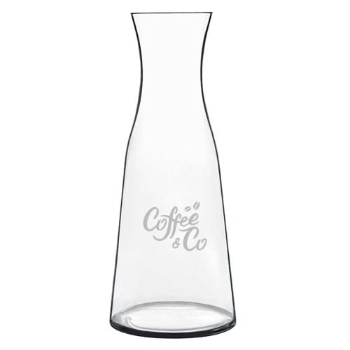 Glazen karaf Atelier 1 liter met fijn gegraveerd CoffeeCo-logo aan de voorzijde.