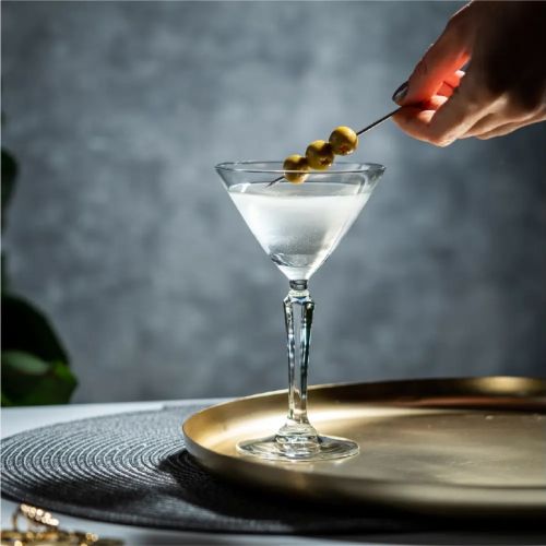 Martiniglas Libbey Spksy 19 cl. in gebruik getoond, met inhoud en handeling in sfeerbeeld.