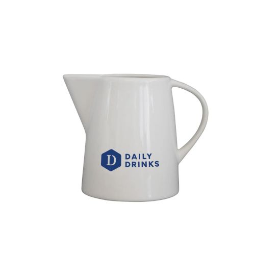 Porseleinen melkkan Eva 20 cl. met blauwe DailyDrinks-bedrukking in één kleur op het vooraanzicht.