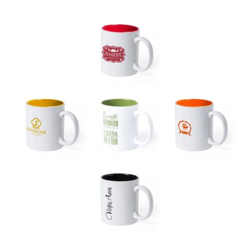 Overzicht van kleurvariaties van mok Kulmer 35 cl. porselein met gravure en gekleurde binnenzijde.
