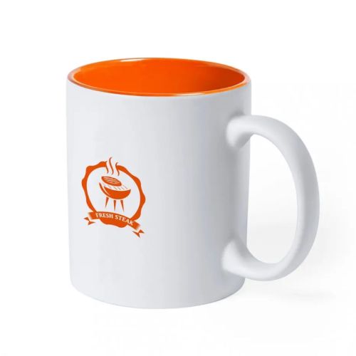 Vooraanzicht van mok Kulmer 35 cl. met gravure en een oranje binnenzijde.