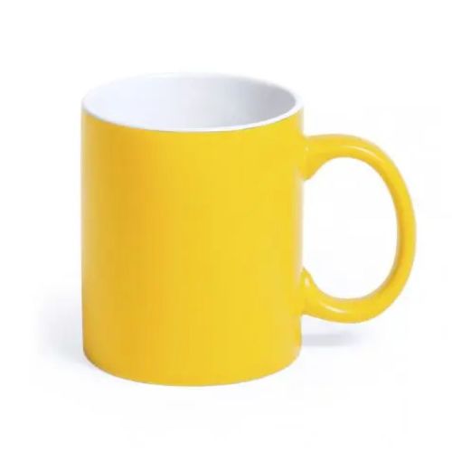 Vooraanzicht van Mok Lisa 35 cl. met gele buitenzijde, gemaakt van porselein en geschikt voor graveren.