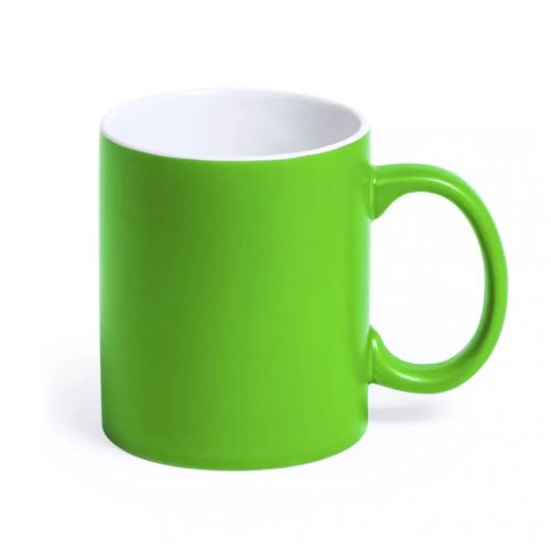 Vooraanzicht van Mok Lisa 35 cl. met groene buitenzijde, gemaakt van porselein en geschikt voor graveren.