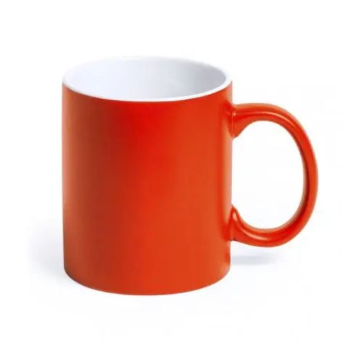 Vooraanzicht van Mok Lisa 35 cl. met oranje buitenzijde, gemaakt van porselein en geschikt voor graveren.