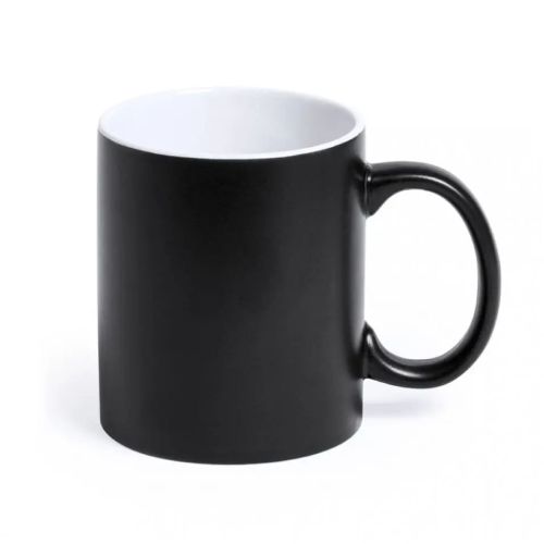 Vooraanzicht van Mok Lisa 35 cl. met zwarte buitenzijde, gemaakt van porselein en geschikt voor graveren.