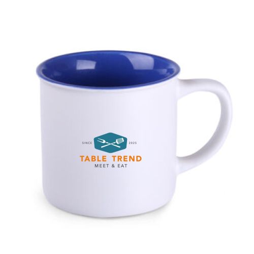 Vooraanzicht van keramieken mok met meerkleurig TableTrend-logo op voorzijde.