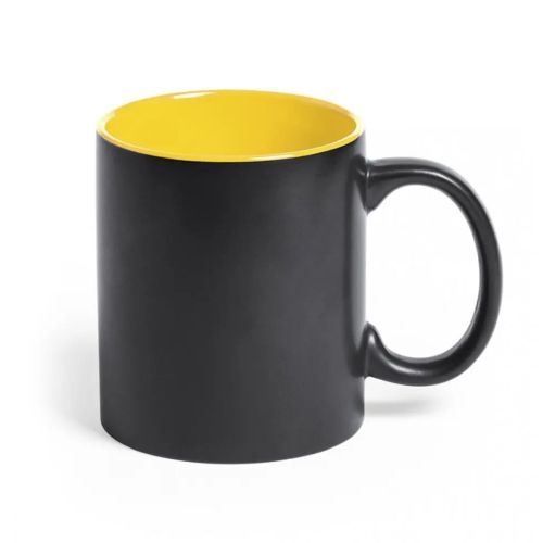 Zwarte mok Milo 35 cl. met gele binnenzijde in vooraanzicht, keramiek met gravureafwerking.