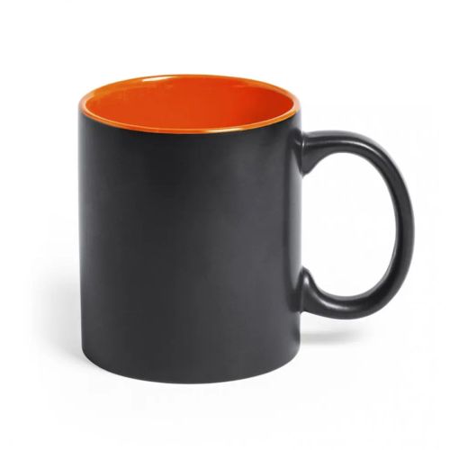 Zwarte mok Milo 35 cl. met oranje binnenzijde in vooraanzicht, keramiek met gravureafwerking.