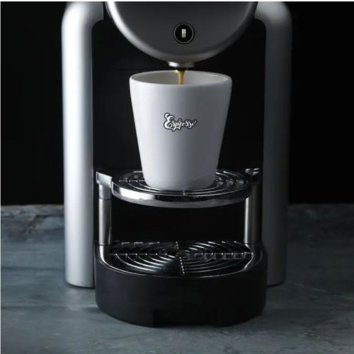 Gevulde mok Palermo zonder oor met bedrukt logo, geplaatst in setting.