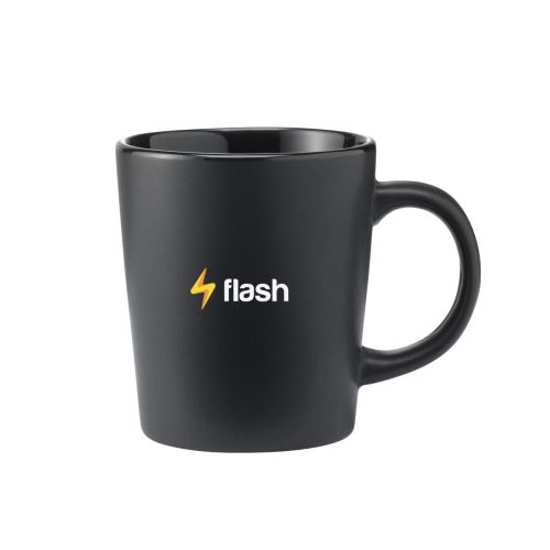 Mat zwart keramieken mok Ponti 25 cl. in vooraanzicht, voorzien van gedrukt logo ‘flash’ op de buitenzijde.