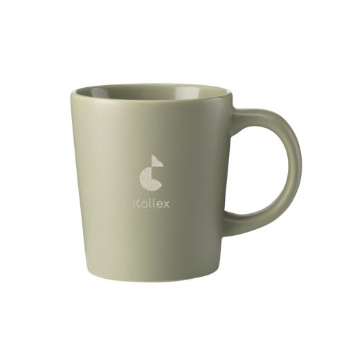 Voorbeeld van mok Ponti 25 cl., mat groen keramiek met ‘kollex’-logo duidelijk zichtbaar in het midden.