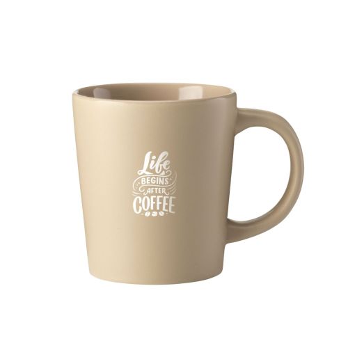 Mok Ponti 25 cl. in mat keramiek, vooraanzicht met het opschrift ‘lifebeginsaftercoffee’.