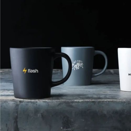 Sfeerbeeld van  Ponti mokken 25 cl. met bedrukt logo, geplaatst in een interieursetting.