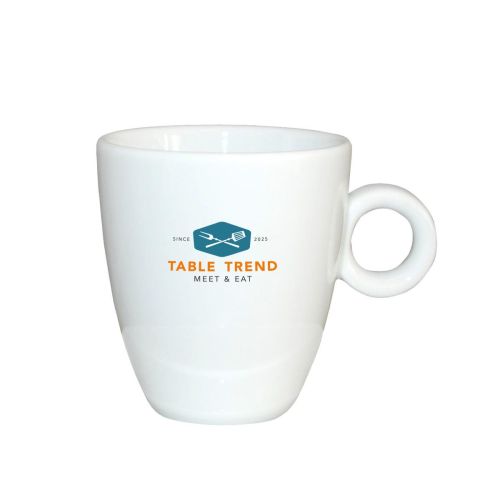 Rondo mok 19 cl. met meerkleurig TableTrend-logo op het voorvlak van het porseleinen oppervlak.