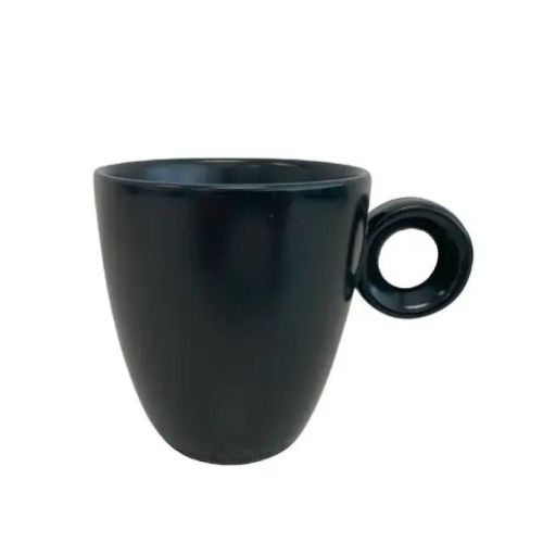 Vooraanzicht van Rondo mok 19 cl. van matzwart porselein met rechte vorm en oor aan de rechterzijde.