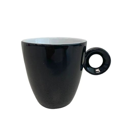 Vooraanzicht van Rondo mok 19 cl. van zwart-wit porselein met rechte vorm en oor aan de rechterzijde.