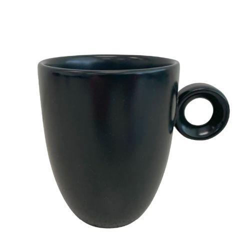 Matzwarte porseleinen Rondo mok van 25 cl in recht vooraanzicht met zichtbare oorvorm en glad oppervlak.