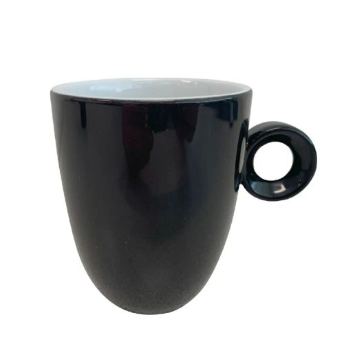 Zwart-witte porseleinen Rondo mok van 25 cl in recht vooraanzicht met zichtbare oorvorm en glad oppervlak.