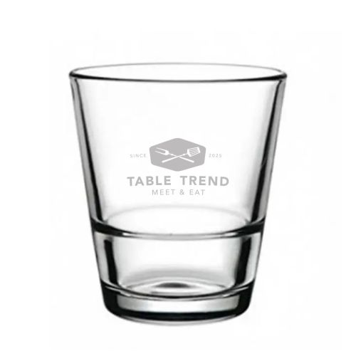 Detail van waterglas Grande S met gegraveerd TableTrend-logo op het glas, zichtbaar in vooraanzicht.