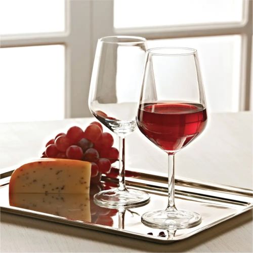 Allegra wijnglas 35 cl. glas geplaatst in een neutrale ruimte op dienblad.