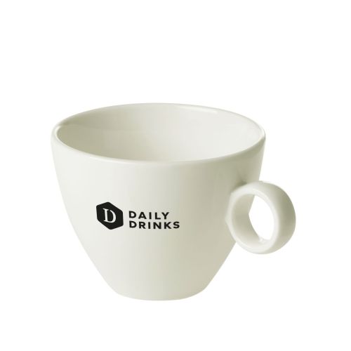 Bart Cappuccino kop 23 cl. wit porselein met zwart DailyDrinks-logo-opdruk aan de voorzijde.