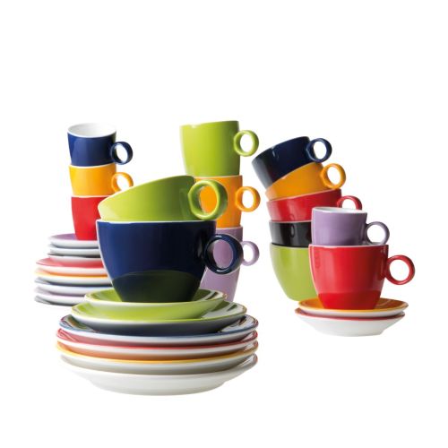 Bart koppen porselein gefotografeerd tegen egale witte achtergrond.