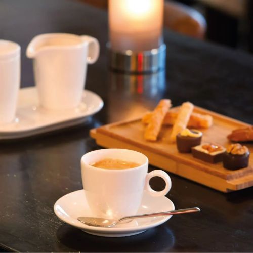 Bart Espresso kop porselein gevuld met koffie sfeervol geplaatst in interieursetting.