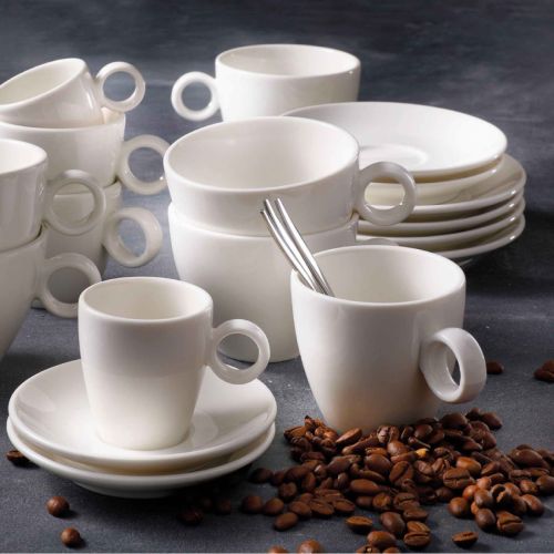 Bart Koffie 17 cl. porseleinen set gevuld met koffie, gepresenteerd in sfeervolle setting.