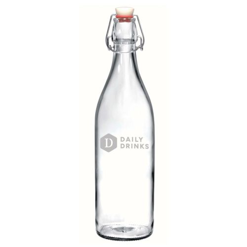 Glazen fles Giara rond 1 liter met gegraveerd DailyDrinks-logo op de voorzijde.