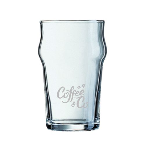 Fijn gegraveerd CoffeeCo-logo op de voorzijde van het  bierglas Nonic 34 cl met matte afwerking.
