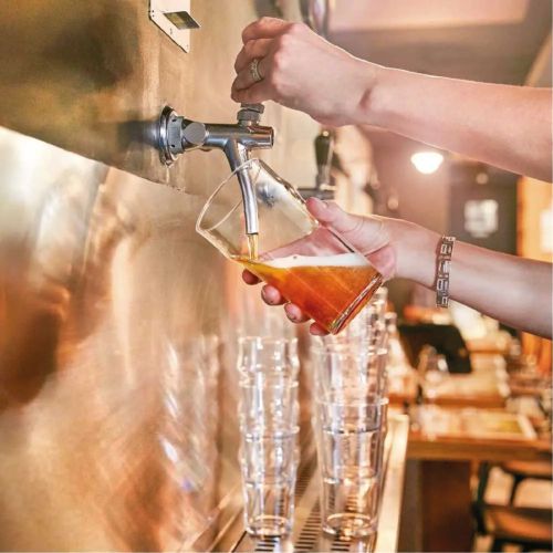 Bierglas met vulling in een sfeervolle setting.