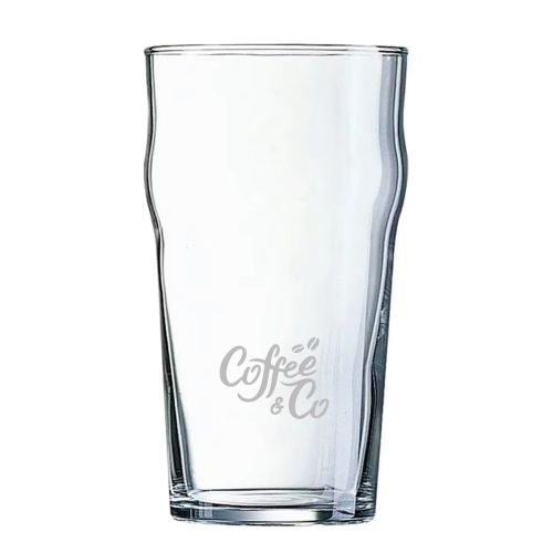 Bierglas met 57 cl. inhoud met fijn gegraveerd CoffeeCo-logo aan de voorkant.