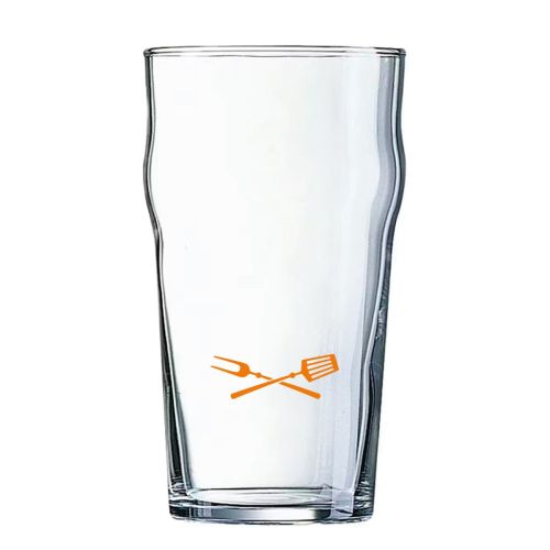 Arcoroc Nonic bierglas van 57 cl. in gebruik, vastgehouden tijdens het drinken of schenken.